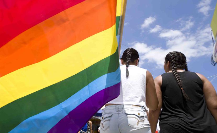 Al menos 80 personas acudieron al tribunal para escuchar el dictamen. En la imagen, jóvenes en Mayagüez en 2017 llevan  la bandera del arcoíris. (GFR Media)