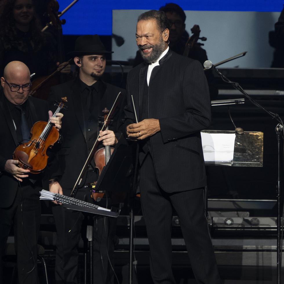 El maestro Cucco Peña justo antes de dar inicio al concierto “Ricky Martin Sinfónico” en el que dirigió a más de 60 músicos, de la Orquesta Sinfónica de Puerto Rico.