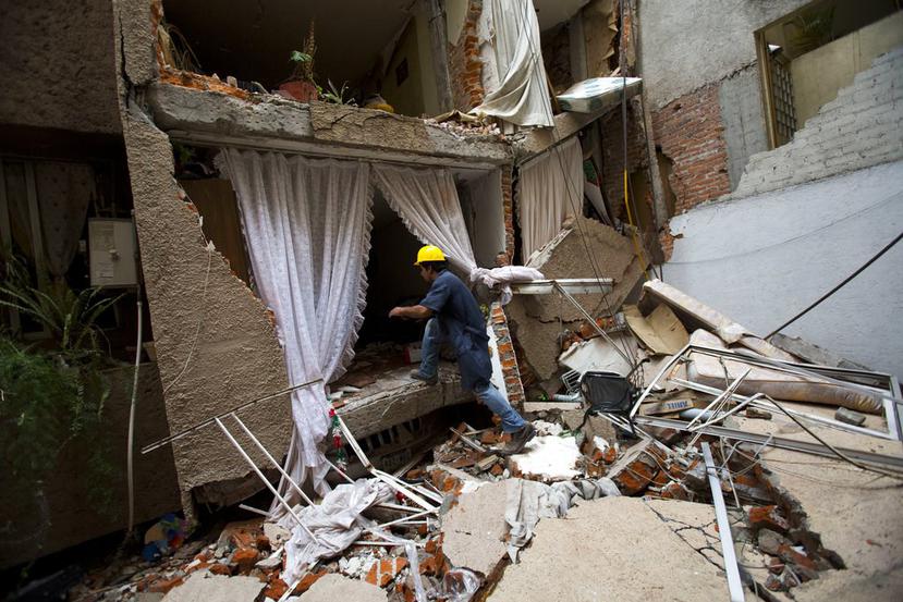 Rodrigo Díaz Mejía entra en las ruinas de un edificio derrumbado en el sismo del 19 de septiembre, en la Ciudad de México (AP).