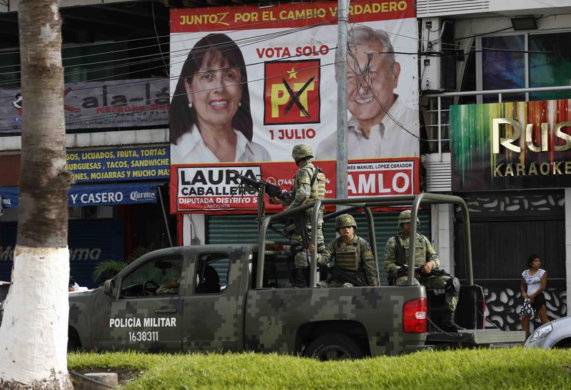 Soldados vigilan las calles en Acapulco. (AP)