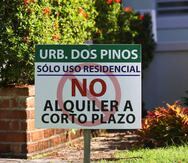 Muchos de los residentes han optado por colocar letreros en contra de los alquileres a corto plazo al frente de sus residencias.