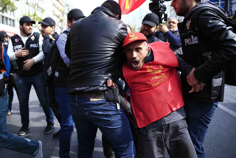 La policía detiene a un manifestante durante una marcha para conmemorar el Día Internacional del Trabajo en Estambul. (AP / Lefteris Pitarakis)