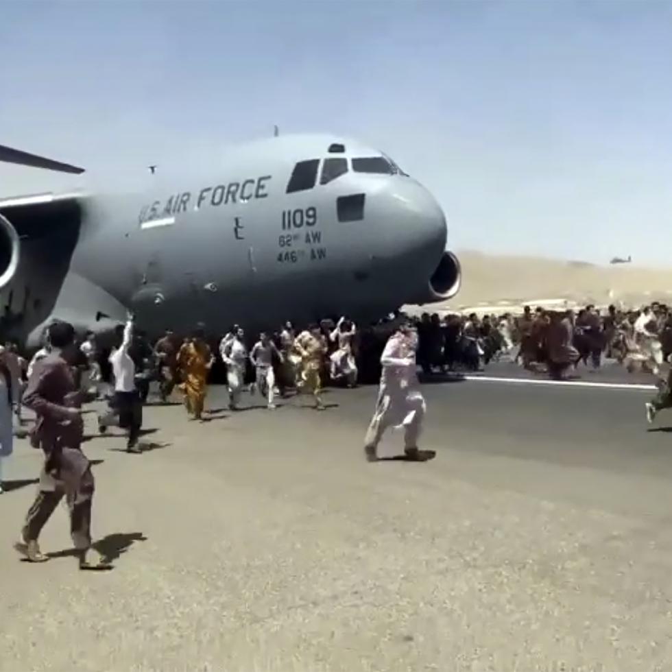 Captura de vídeo que muestra a cientos de ciudadanos afganos corriendo al lado de un avión de carga C-17 Globemaster III de la Fuerza Aérea de Estados Unidos.