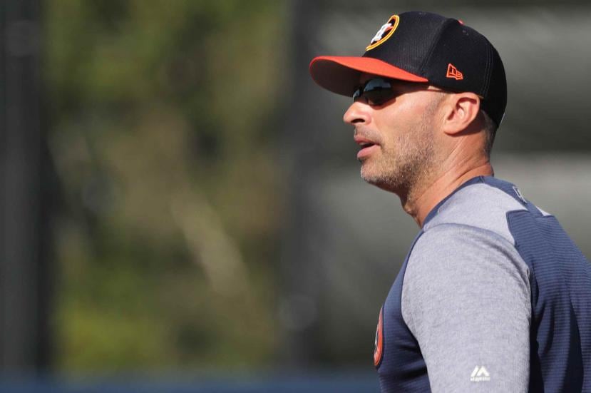 Josué Espada permanecerá como coach de banca de los Astros, puesto que tiene desde 2018. (AP)