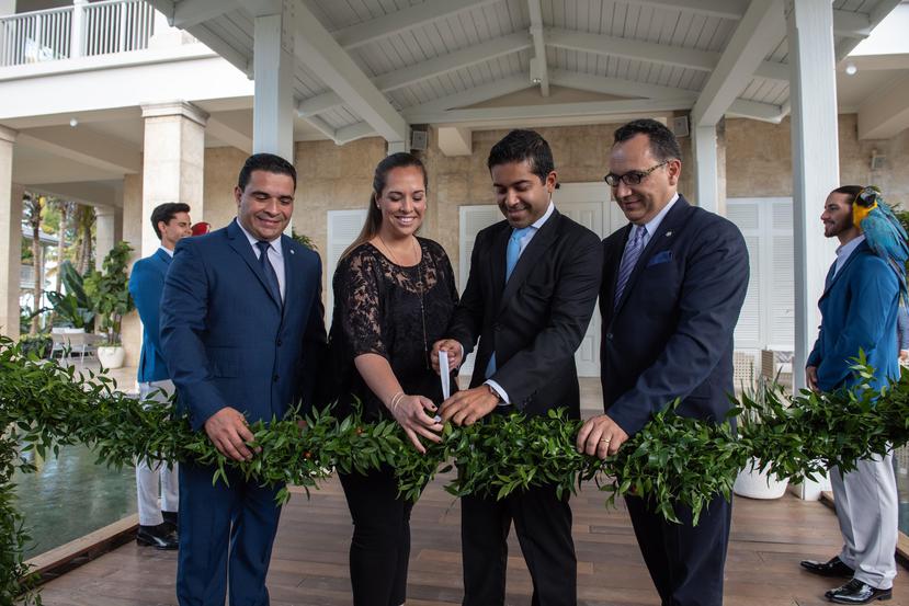 Desde la izquierda: José Torres, gerente general de St. Regis; Carla Campos, directora de la Compañía de Turismo de Puerto Rico; Fahad Gaffar, socio de Paulson & Co. y José González Espinosa, gerente general de Marriott en Puerto Rico. (Suministrada)