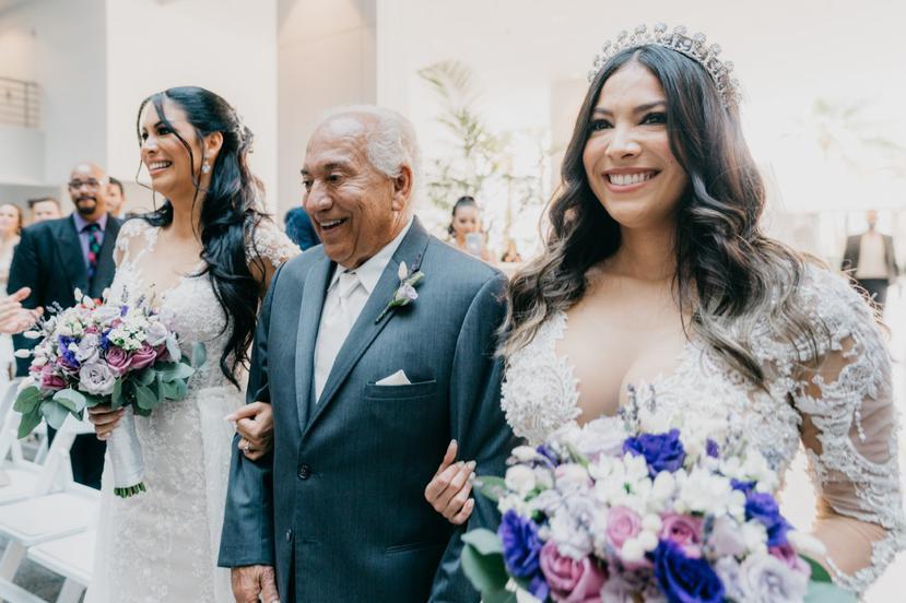 Saritza Alvarado, a la derecha, y su hermana Zuleika se casaron el pasado 9 de diciembre. Su padre, Luis Alvarado, fue quien las llevó al altar.