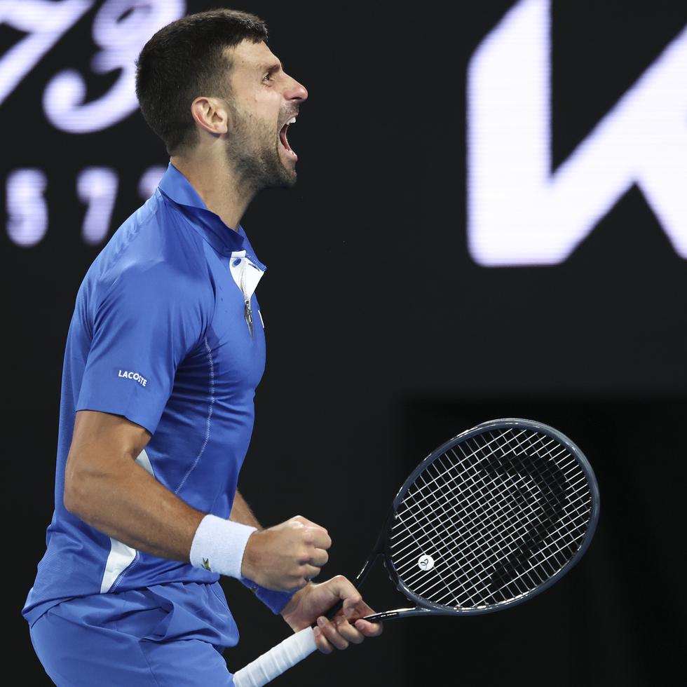 Novak Djokovic celebra tras ganar en la segunda ronda en Melbourne.