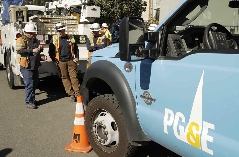 Empleados de Pacific Gas & Electric y CalTrans cortaban el servicio de electricidad en algunas áreas. (AP)