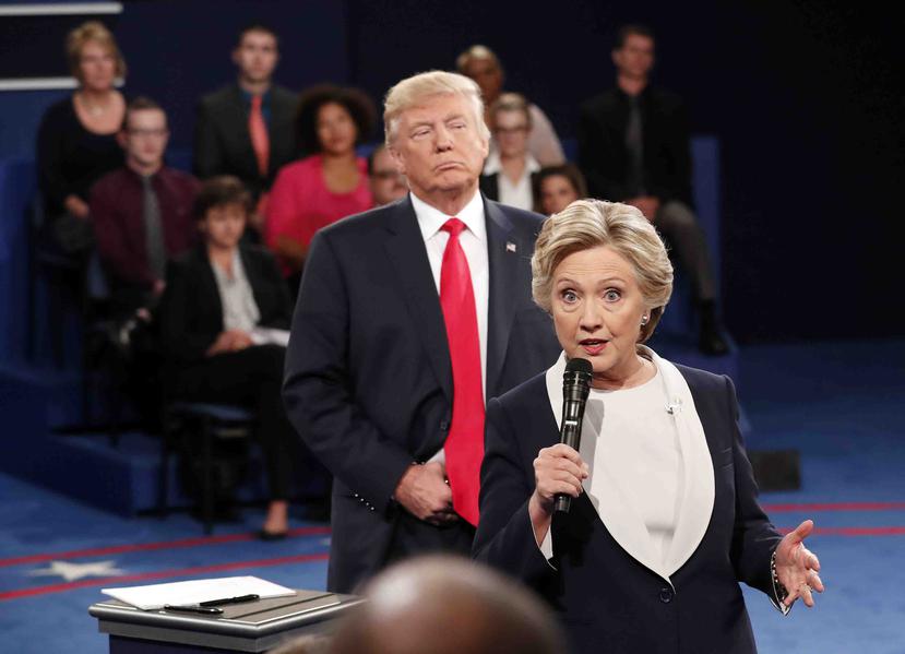 Clinton afirmó que "su piel se erizó" cuando Trump se puso detrás de ella durante uno de los debates presidenciales. (Archivo / AP)