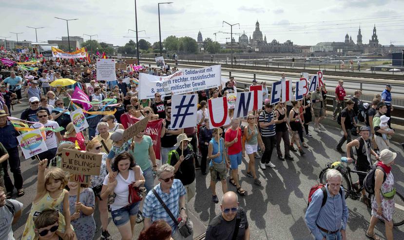 Miles de personas participan en una protesta del movimiento "Unteilbar" (indivisible) por la democracia y los derechos humanos en Dresde. (Robert Michael/dpa vía AP)
