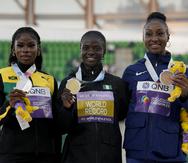 Jasmine Camacho-Quinn (derecha) ganó bronce en el pasado Mundial en Oregón, Estados Unidos. La acompañan en esta foto las medallista de oro Tobi Amusan (centro) y la de plata Britany Anderson (izquierda).