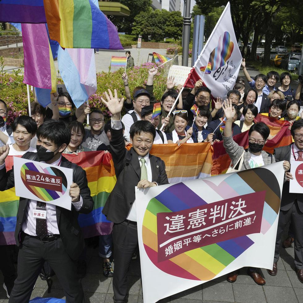 Abogados de demandantes y partidarios festejan un fallo de la corte distrital de Nagoya, Japón.