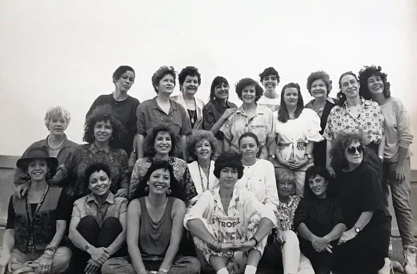 Foto de grupo de algunas de las artistas que componen la Asociación de Mujeres Artistas de Puerto Rico