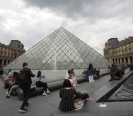 Empleados del museo se quejaron de que fueron acosados por turistas que esperaban para ver a la Mona Lisa. (AP)