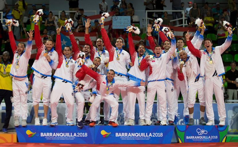 La Selección celebra desde lo más alto del podio su medalla de oro.