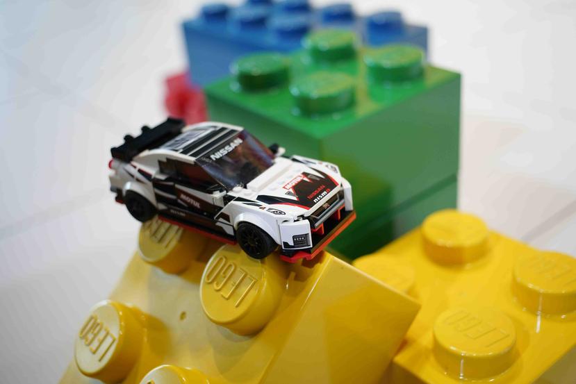 Así como el motor del Nissan GT-R NISMO de tamaño real es montado manualmente por los artesanos maestros conocidos como “takumi”, la versión de LEGO® también debe ser montada manualmente. (Suministrada)