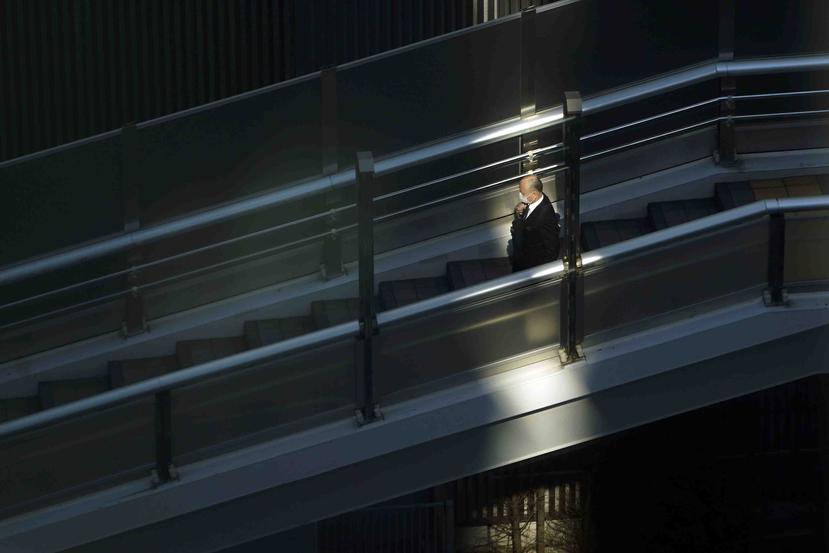 Un hombre con una mascarilla camina por un puente peatonal, el 27 de febrero en 2020, en Tokio. (AP)