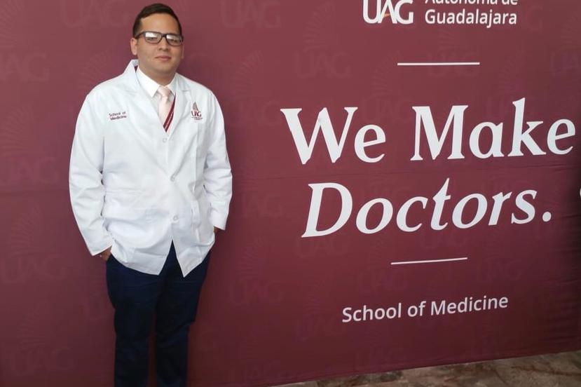 Alexis Joel Hernández, aquí posando con su bata de estudiante de medicina, tiene 23 años. (Suministrada)