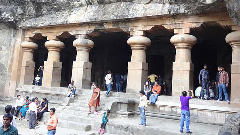 Las Cuevas de Elephanta son cavernas talladas en roca del Siglo VII y tienen templos y esculturas de dioses y diosas hindúes.