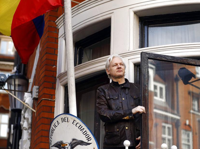 Imagen de archivo de Julian Assange en el balcón de la embajada ecuatoriana de Londres, Reino Unido. (AP)