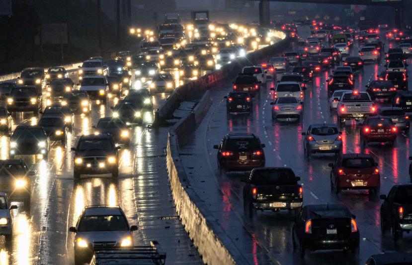 En la imagen se observa el tráfico de la hora pico de la mañana en la autopista Hollywood rumbo al centro de Los Ángeles. (AP)