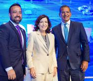 De izquierda a derecha: el secretario de Estado, Omar Marrero; la gobernadora Kathy Hochul y el gobernador Pedro Pierluisi.