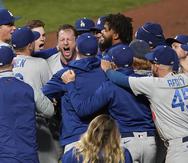 Max Scherzer y los Dodgers celebran la victoria contra los Giants para avanzar a la Serie de Campeonato de la Liga Nacional.