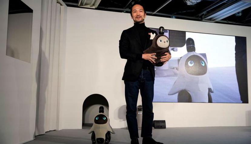 El ingeniero nipón Kamame Hayashi, responsable de la compañía Groove X, posa con sus nuevos robots domésticos "Lovot". (EFE)