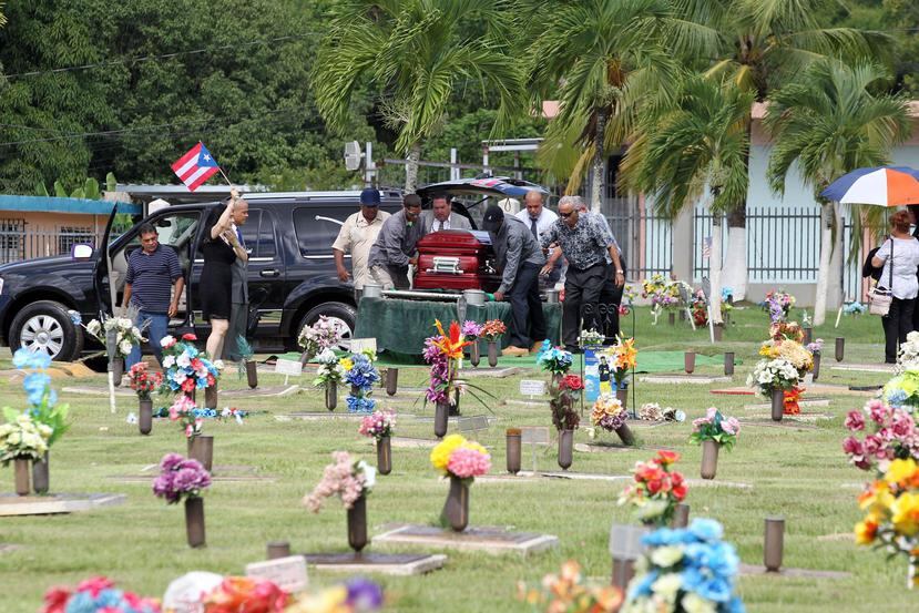 En la imagen se observa un grupo de floreros de bronce en un cementerio. (GFR Media)