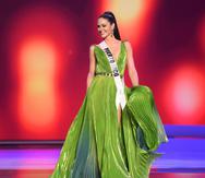 Estefanía Soto duarnte la competencia preliminar de Miss Universe 2021 con el vestido verde de Eclíptica.