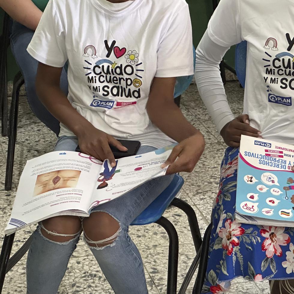 Los miembros del club de adolescentes usan camisetas que dicen "Yo cuido mi cuerpo y mi salud" en una sesión sobre educación sexual en una escuela el fin de semana en Azua, República Dominicana.