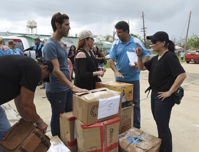 Olga Tañon (a la derecha) tras arribar en Puerto Rico, el pasado 8 de octubre, con los suministros recopilados. (Tony Zayas / Especial GFR Media)