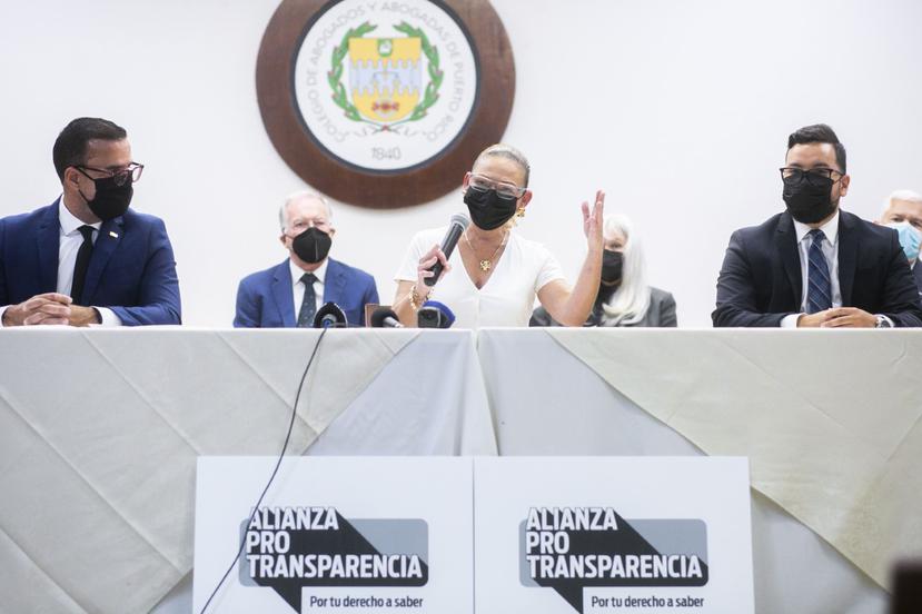 De izuquiera a derecha, Luis Guardiola, presidente del OPC; Damaris Suárez, presidenta de la Asppro, y Rafelli González, abogado de la Asppro, durante el anuncio de la creación de la Alianza Pro Transparencia en el Colegio de Abogados y Abogadas.