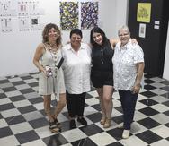 Desde la izquierda, Sandra Levy, la artista plástica puertorriqueña Anaida Hernández, Lineska Perez y Angie Balsa, quienes forman parte de la exhibición de grabados "A falta de pan, galleta", en la Casa del Libro en El Viejo San Juan.