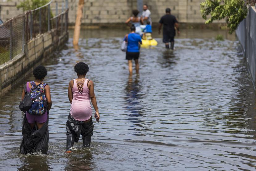 Aguas estancadas por las inundaciones del huracán Fiona son un potencial riesgo de enfermedades, como dengue y leptospirosis.