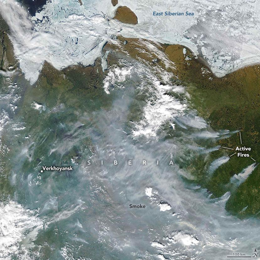 Esta imagen de satélite muestra la densa capa de humo provocada por los incendios forestales en Siberia. (NASA)