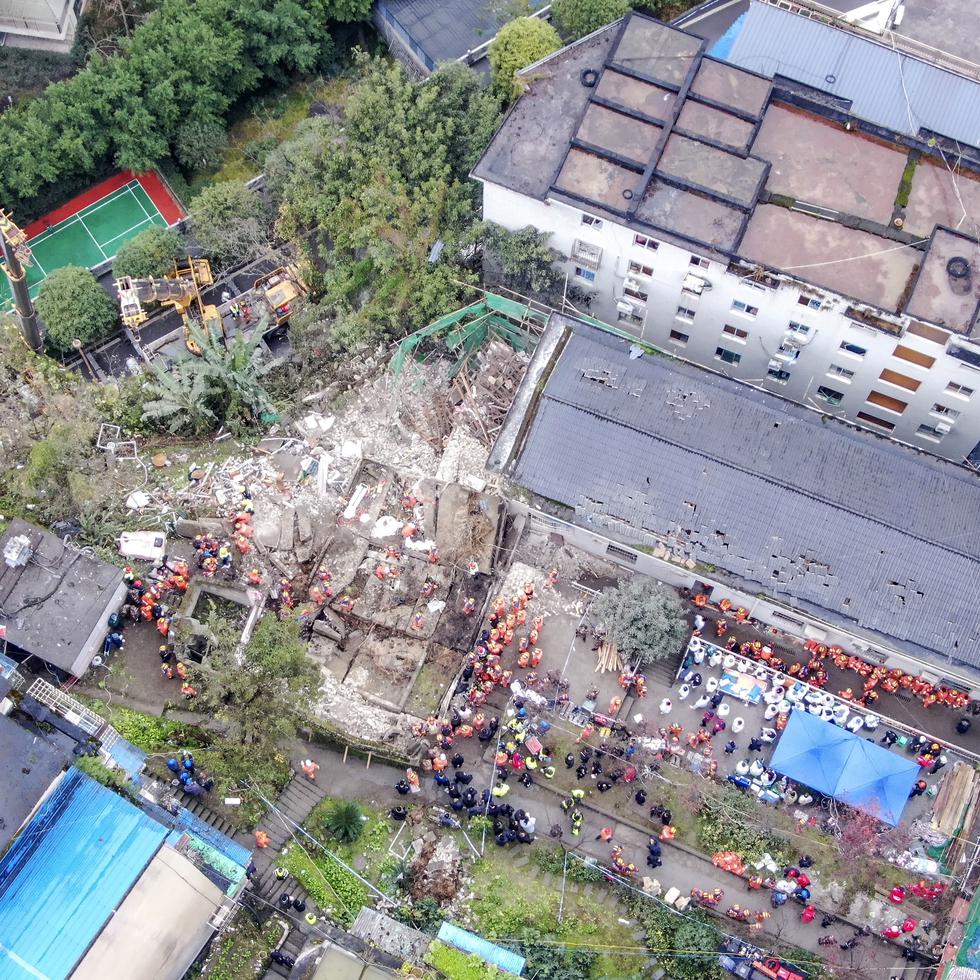 En esta fotografía publicada por la agencia de noticias Xinhua, rescatistas trabajan en una cafetería donde ocurrió una explosión, el viernes 7 de enero de 2022, en el municipio de Chongqing, en el suroeste de China.