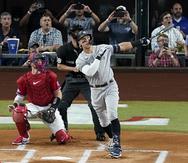 Imagen del momento histórico en que Aaron Judge, de los Yankees de Nueva York, conecta su cuadrangular número 62 con el que estableció el martes la marca en la Liga Americana.