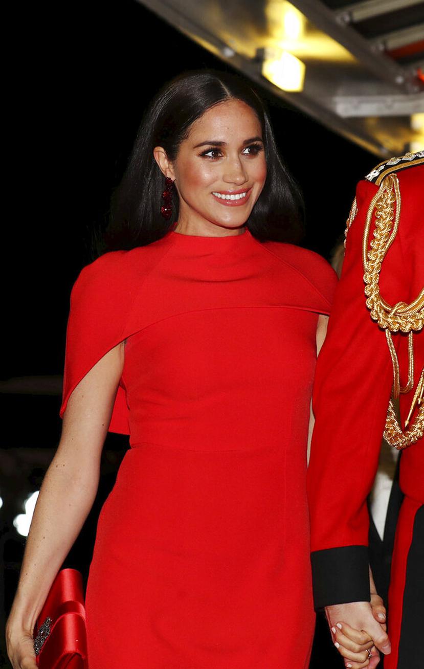 Meghan Markle luce un vestido rojo de Carolina Herrera.