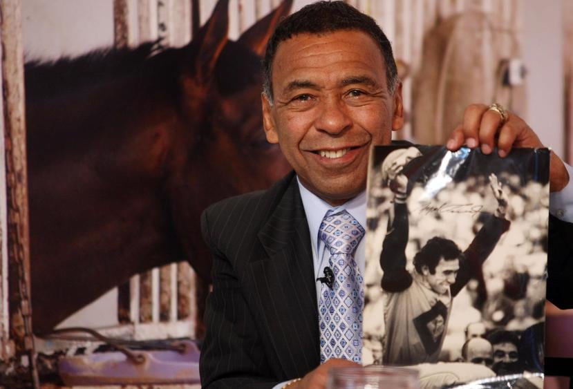 Ángel “Junior” Cordero muestra una foto de 1976 cuando ganó el Kentucky Derby. (GFR Media)