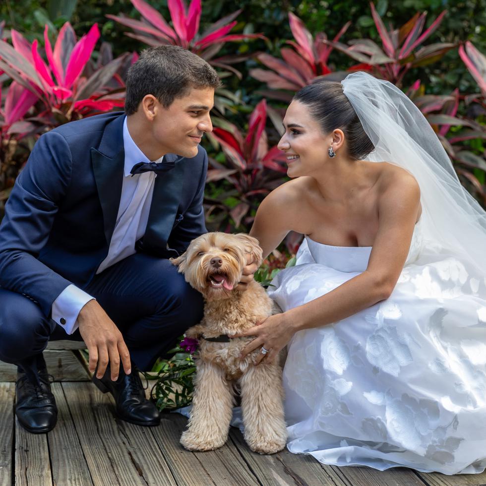 Hugo, la mascota de la pareja estuvo presente en ambas ceremonias. Las fotos y el vídeo de la boda estuvieron a cargo de Wilo Rosado. 