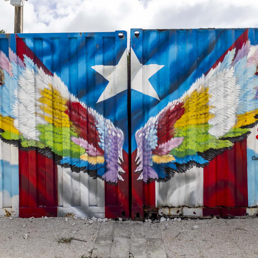 En el Restaurante Salmorejo, en Maunabo, se levantó un enorme mural donde sobresale la bandera de Puerto Rico junto con unas alas multicolores.