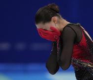 Kamila Valieva sale del hielo con el rostro cubierto luego de cometer errores en su rutina, incluyendo una caída que le costó quedar al menos entre las primeras tres en el podio. De todos modos, el COI había dicho que no habría premiación si Valieva era una de las tres medallistas.
