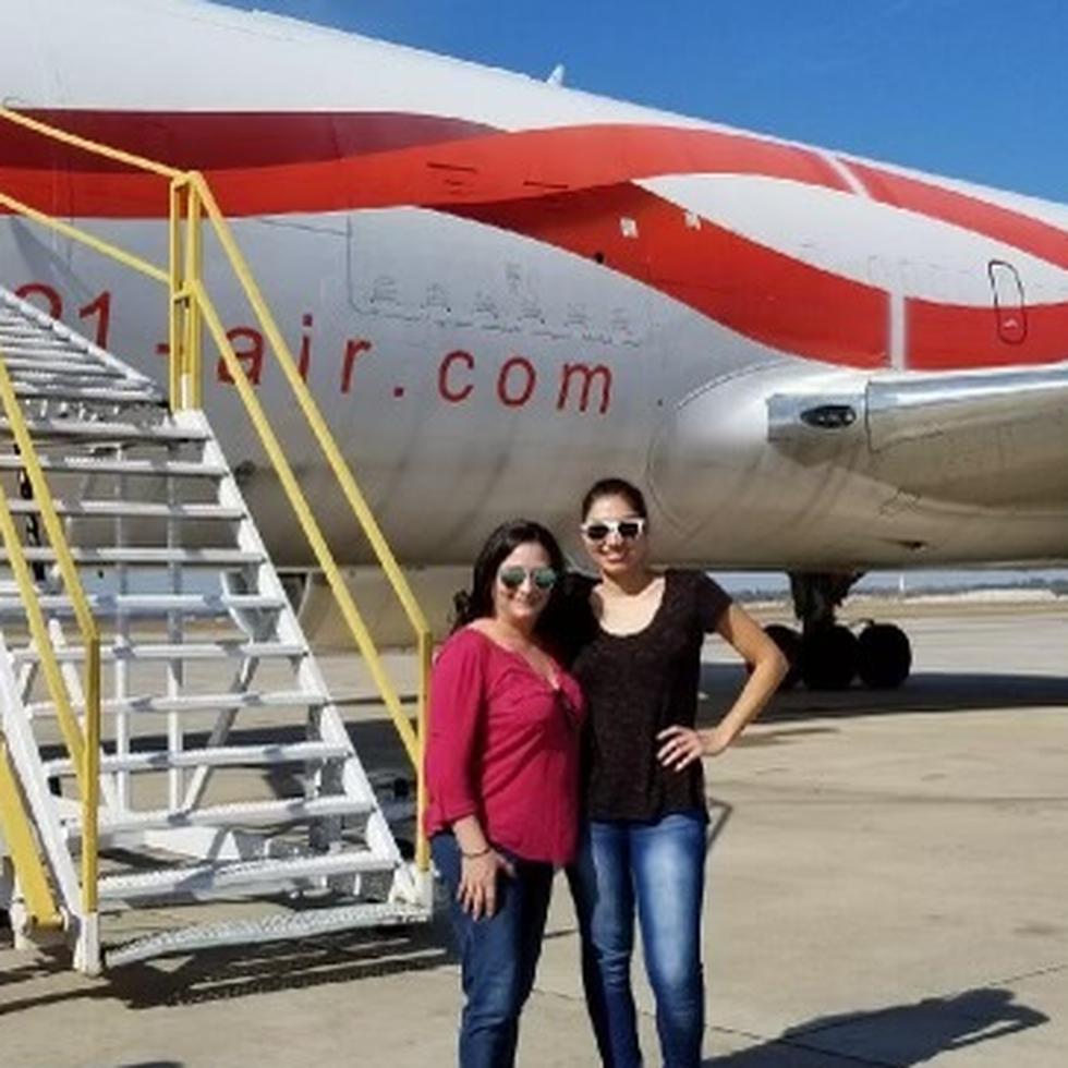 Marian Cabanillas y Shakira Cruz, hija del pelotero Cheo Cruz, junto a uno de los aviones que trajo medicinas y suministros a Puerto Rico, desde Houston, tras el paso del huracán María, en 2017.