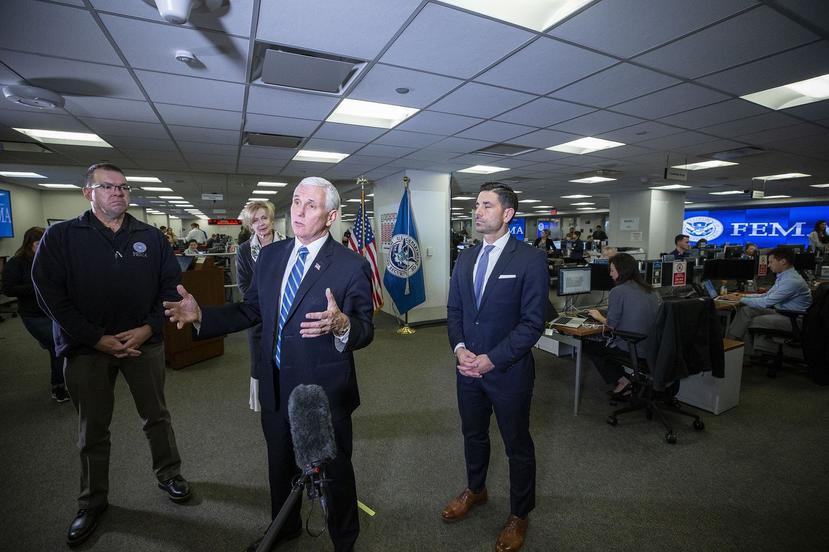 A la extrema izquierda, el jefe de FEMA, Peter Gaynor, junto al vicepresidente Mike Pence, quien lidera la respuesta del gobierno federal a la emergencia del coronavirus. (AP/Alex Brandon)