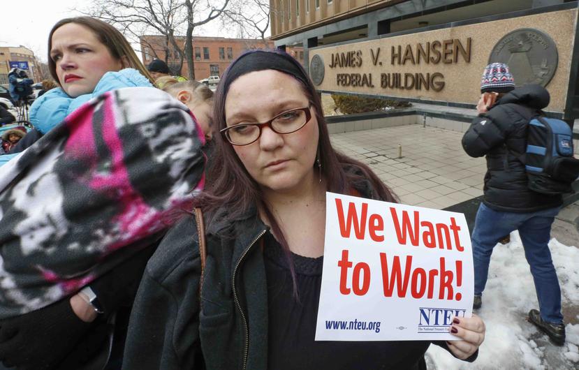 La empleada del Servicio de Impuestos Internos Christine Helquist participa en una manifestación de empleados federales el jueves 10 de enero de 2019 en Ogden, Utah. (AP/Rick Bowmer)