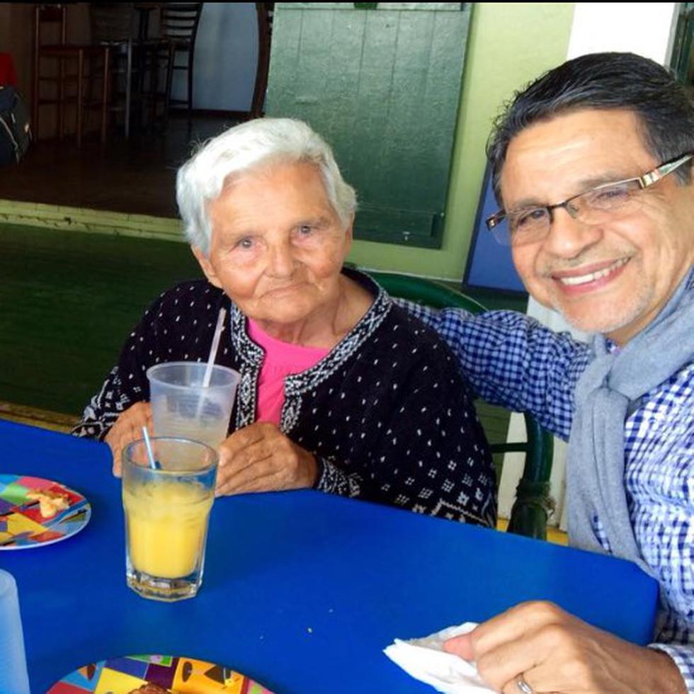 Foto de archivo de Silverio Pérez con su padre, Silverio Pérez Rosado y su madre Victorina Figueroa Amador.