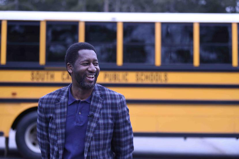 El superintendente de las Escuelas del Condado de Fairfield, JR Green, se encuentra frente a un autobús escolar habilitado con Wi-Fi en Winnsboro, Carolina del Sur. (AP)