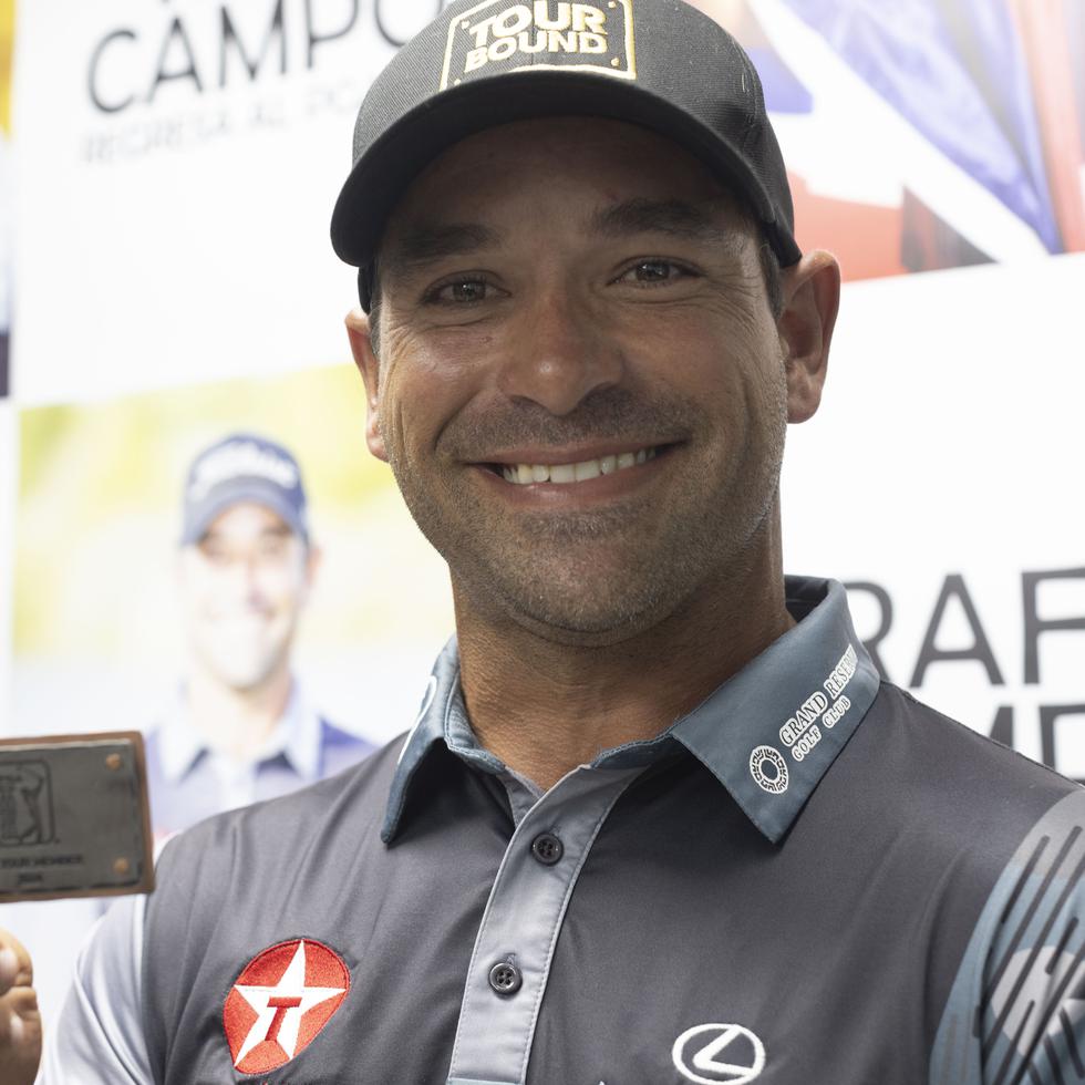 Rafa Campos muestra su tarjeta del PGA Tour para el 2024.