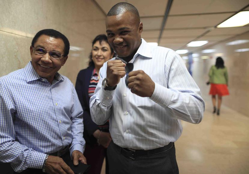 Félix 'Tito' Trinidad junto a su padre, Don Félix, en el Tribunal de Primera Instancia de San Juan el pasado agosto. (GFR Media)